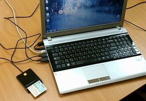Card reader and laptop