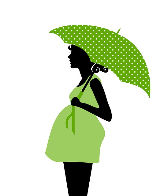 беременная девушка с зонтом