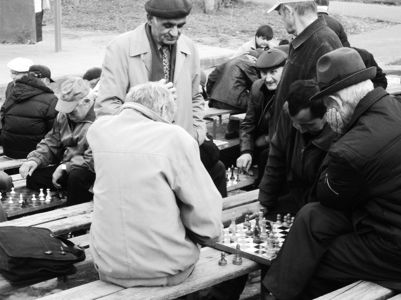 мужчины играют в шахматы